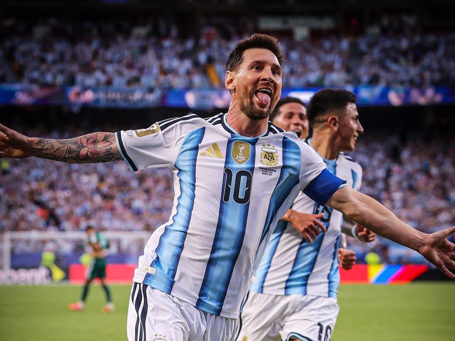 Makin Tua Makin Gila, Messi Nggak Bosan Gendong Argentina
